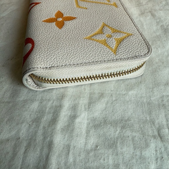 LOUIS VUITTON Empreinte Monogram Giant By The Pool Zippy Wallet Cream Saffron - Picture 10 of 16